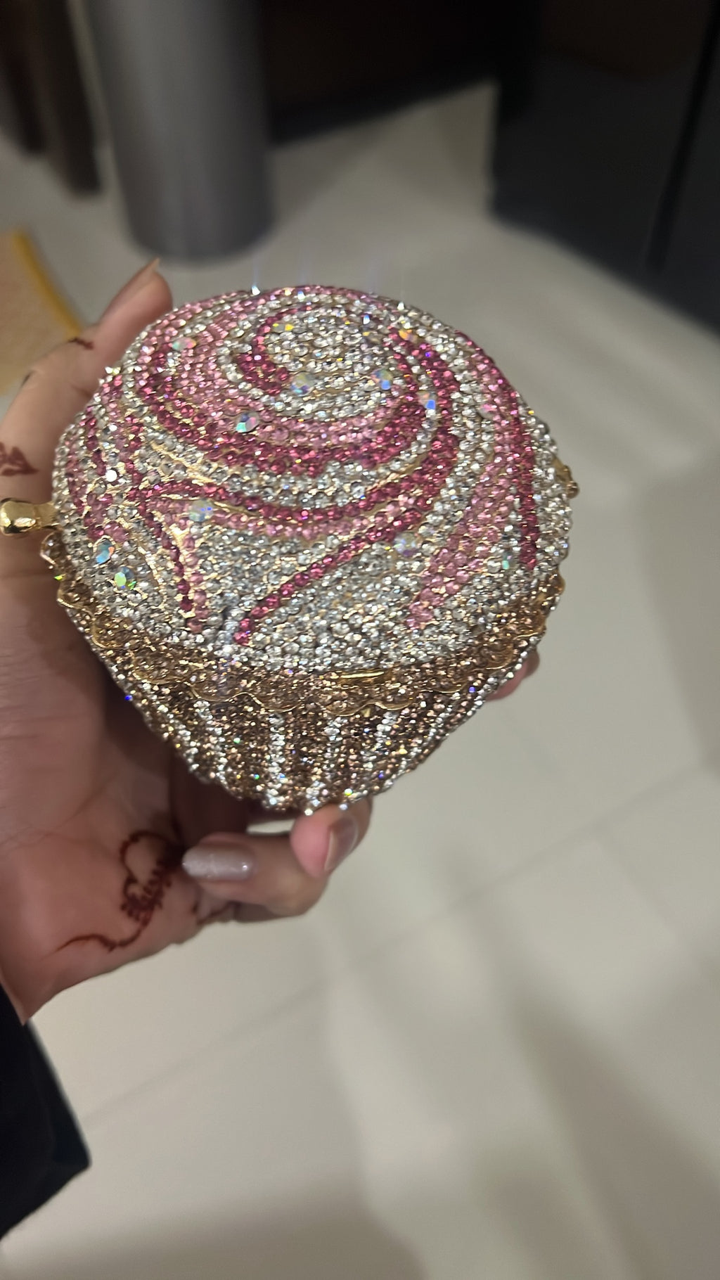 CREME CUPCAKE CLUTCH
