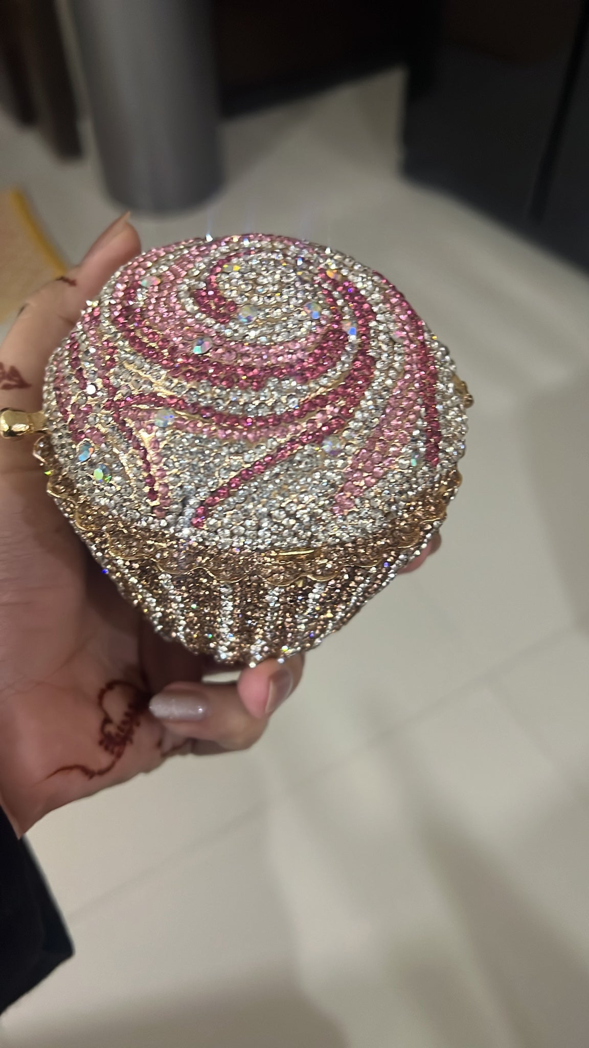 CREME CUPCAKE CLUTCH