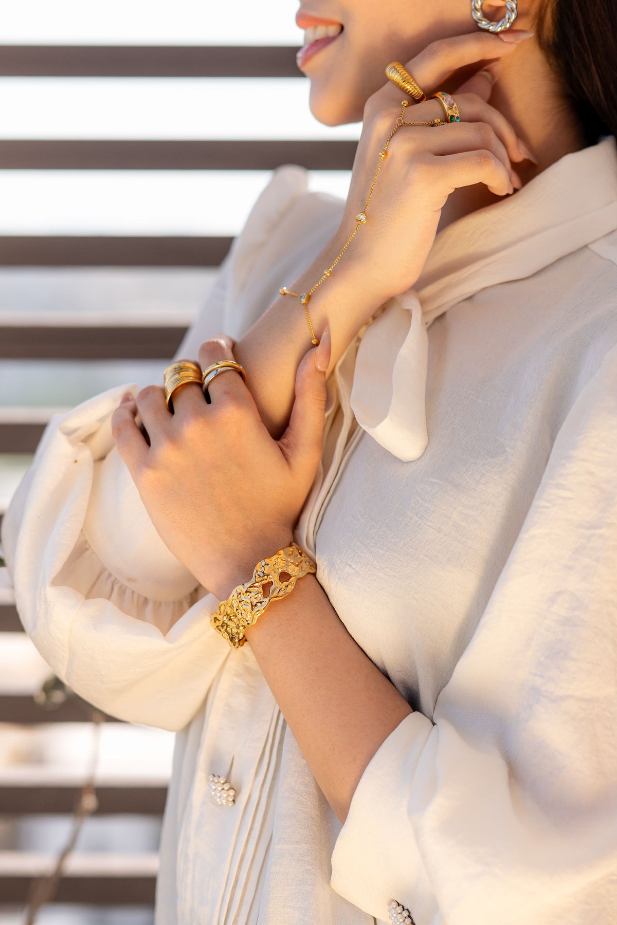 AURA GOLD HANDCUFF