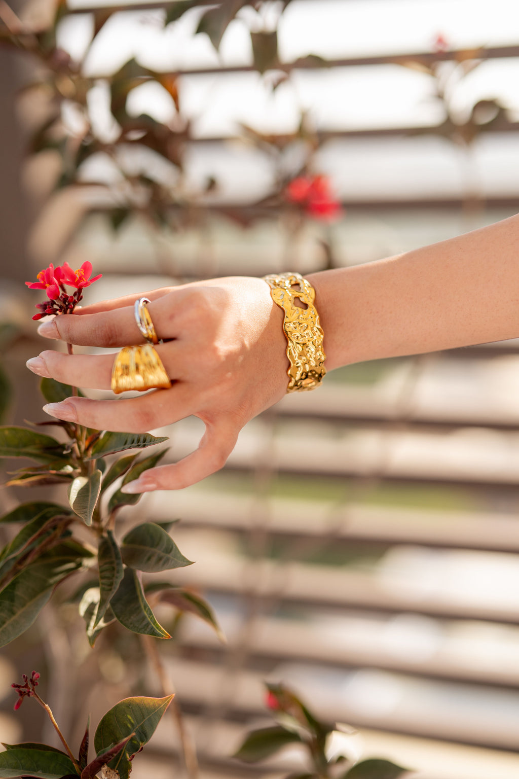 AURA GOLD HANDCUFF